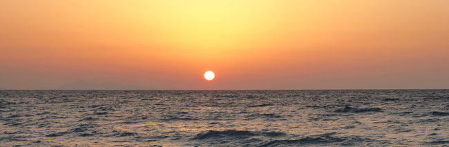 Bild: Sonnenuntergang über das Mittelmeer an der Westseite der Insel Rhodos