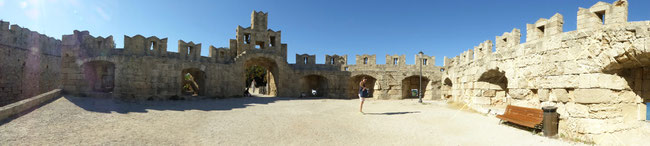 Bild: Alte Festungsmauer in Rhodos Stadt