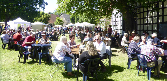 Bei herrlichem Wetter kann man köstlichen Kaffee und Kuchen auf den Höfen im Wendland genießen