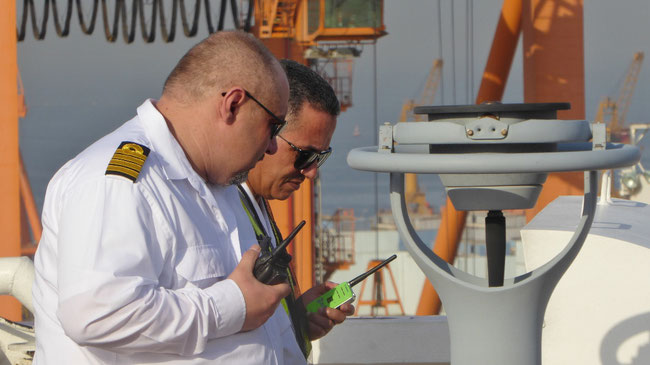 Bild: Kapitän mit Lotsen auf dem Containerschiff beim "Einparken"