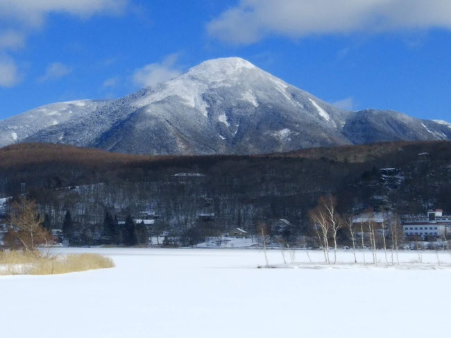 白樺湖から蓼科山を望む