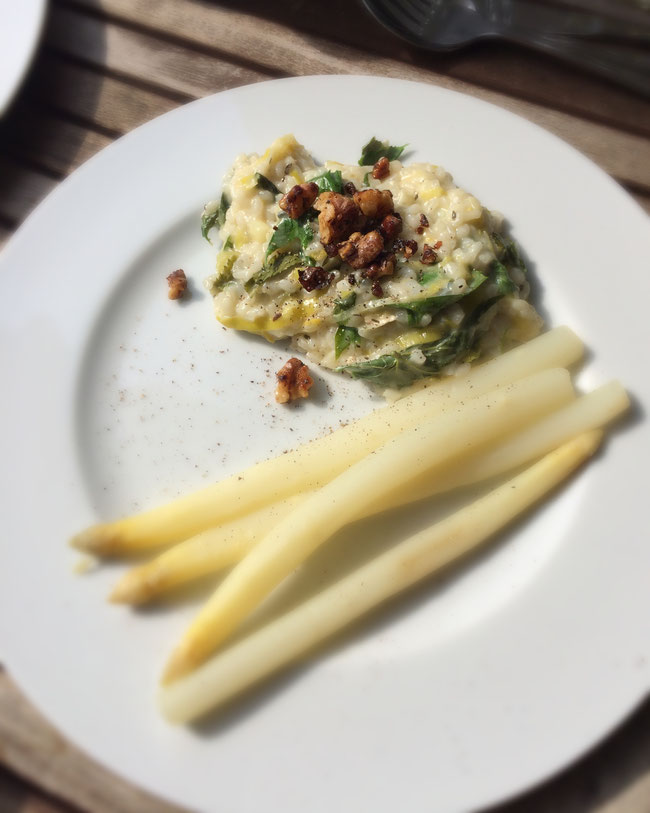 Weißer Spargel und Risotto mit Baumblättern