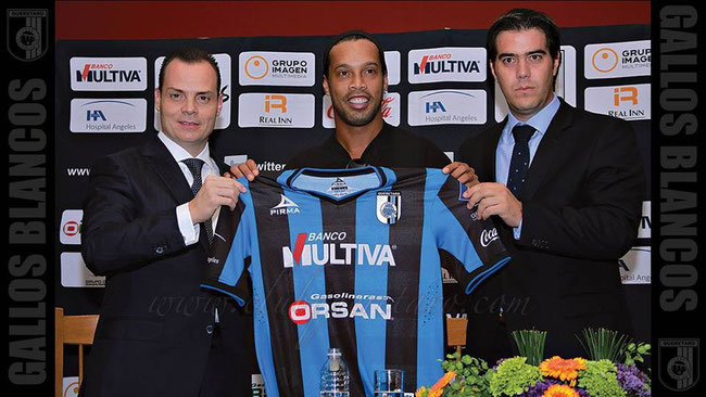Ronaldinho fue presentado con Gallos