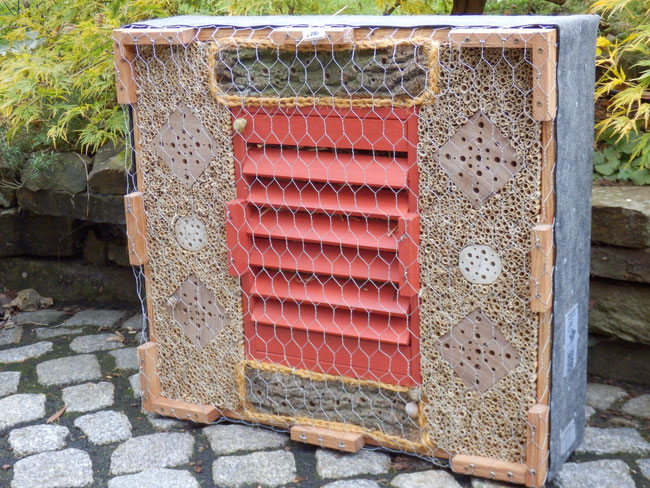 SO 1 / ist vorrätig /  kombinierte Wildbienenbrutstätte u. Überwinterhilfe für Schmetterlinge, Marienkäfer sowie Florfliegen                       63x50x18cm € 235,00 / verkauft