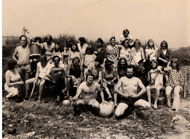 groepsfoto 1977 met de door Rien gemaakte nieuwe bal, die in de foto's hieronder met Fred wordt geplaatst