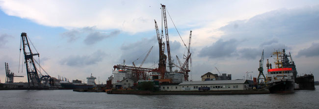 19. April in Bremerhaven, Lloyd Werft: das 1. Bein (Bildmitte) der Aeolus wurde vom weltweit stärksten Mobilkran der Welt eingebaut .