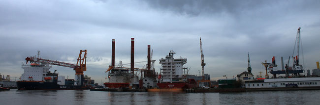 Februar 2014 in Bremerhaven, die Offshore-Windanlagen-Errichterschiffe "Aeolus" (ganz links) und "Bold Tern" (links) bei der Lloyd Werft,  die Hubinsel "Thor" (ganz rechts) lädt am Offshore Terminal (Foto Dr. Hochhaus)