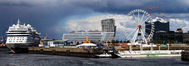 Die LNG-Barge "Hummel" rechts versorgt die Aidamar ganz links) im Hamburger Hafen mit Strom 