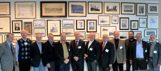 Abbildung 1: Bernard Meyer und die Mitglieder der STG Fachausschußsitzung „Geschichte im Schiffbau“ zur Teestunde bei der Meyer Werft (Foto Dr. Hochhaus)