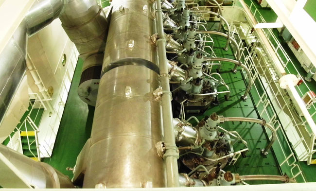 Blick von oben auf die Abgasturbolader, das Abgasrohr und die Zylinderköpfe eines Zweitaktkt-Hauptmotors zum Antrieb eines Containerschiffes (Foto Dr. Hochhaus)