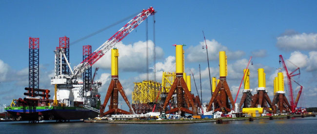 Taufe des Errichterschiffes "Innovation" in Bremerhaven, rechts stehen viele Tripods als Gründungen für Offshore Windanlagen (Foto Dr. Hochhaus)