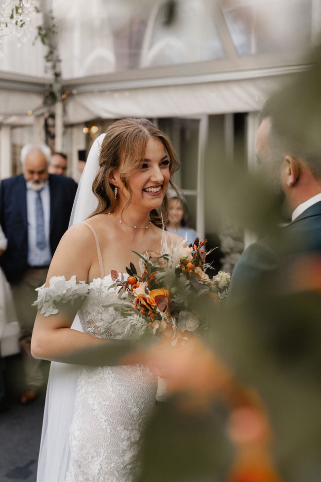 Hochzeitsfotograf Hildesheim, Malin schaut Chris Verliebt an