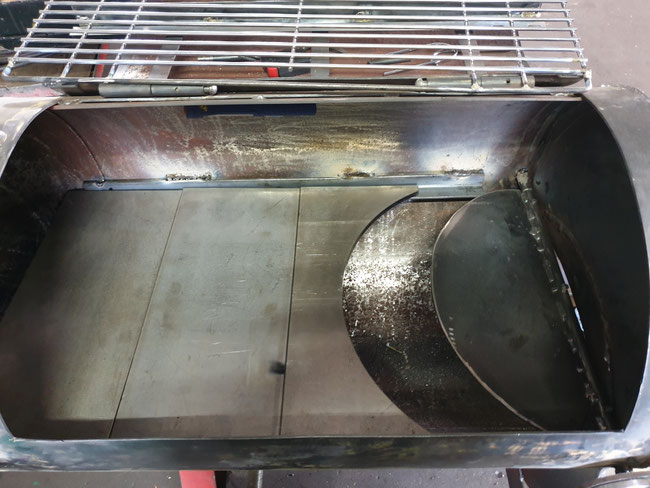 Zwei Winkeleisen als Schiene für die Wärmesteuerungsplatten. Diese kann man später beim Betrieb des Grills durch Stangen verschieben. 