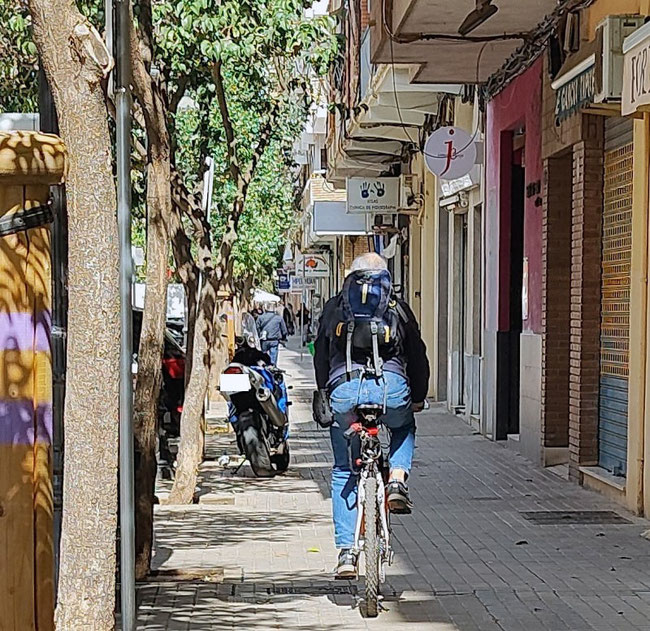 Las bicis por la cera es un clásico en Valencia, van a su aire como si la acera fuera suya y no existiera nadie más.