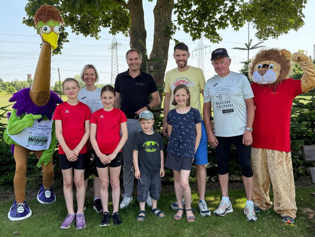 Auf dem Bild von links: Winnie, Katja Stilting, Organisatiorin Tuspo Borken, Michael Aufenanger, Organisator Kassel Marathon, Martin Herbold, Vorsitzender TuSpo Borken, Werner Mutz, Organisator Schwarz-Weiß Kleinenglis, Tuleo