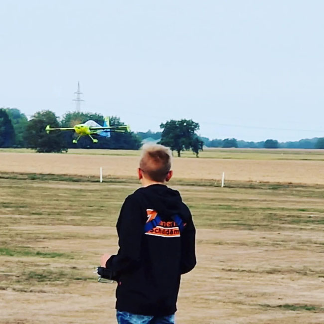 Pilot-RC Slick 74 Zoll mit Hacker A60-6XS an 6S-Lipo