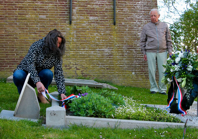 Er werd een bloemstuk gelegd in Raard namens de 4 mei commissie