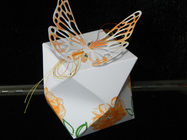 Mit filigranem Schmetterling...