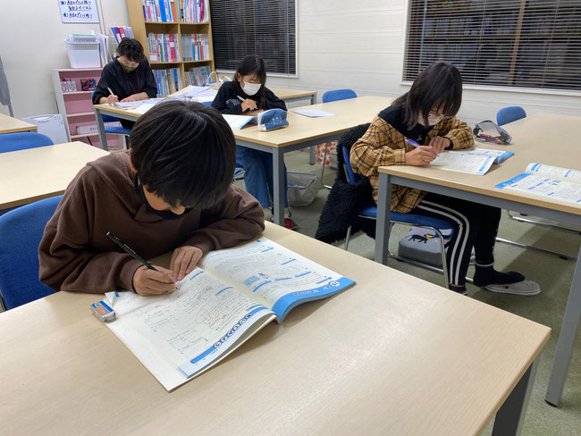 小学生クラスの集中している姿（広陵町 学習塾 たまき塾）