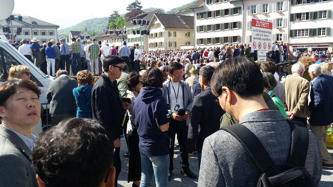 ...staunen, fotografieren, fragen...gross ist das Interesse der Parlamentarier und Parlamentarierinnen aus Gyeonggido. (Fotos: Martin Mächler)