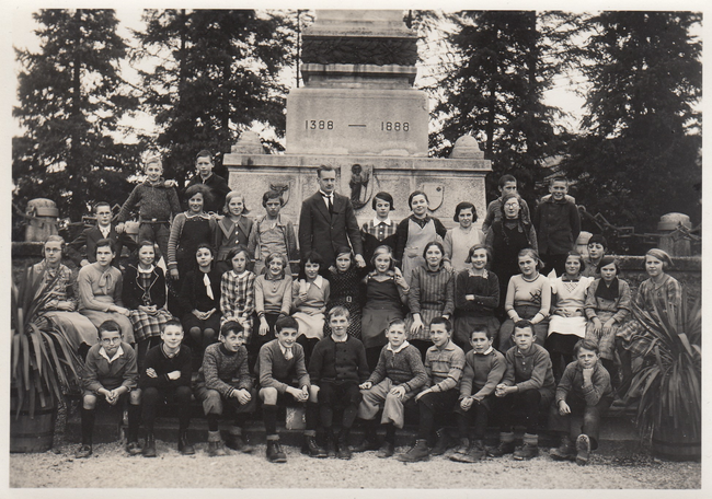 Klassenfoto vor dem Schlachtdenkmal.