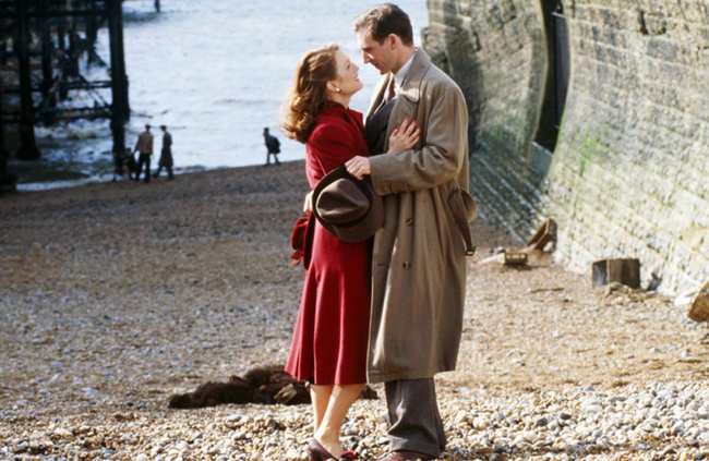 Julianne Moore & Ralph Fiennes in The End of the Affair