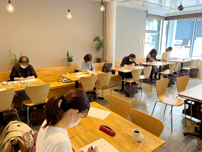 東京の書道教室、ペン字の練習中