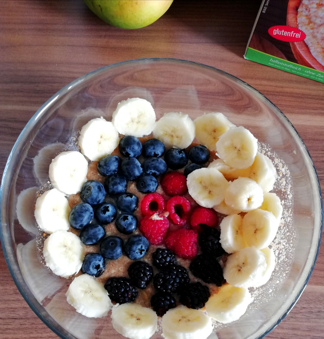 Fruit bowl Erdnussms, Kokosmus, Obst, Frühstück himbeeren bromberren heidelbeeren basisch glutenfrei