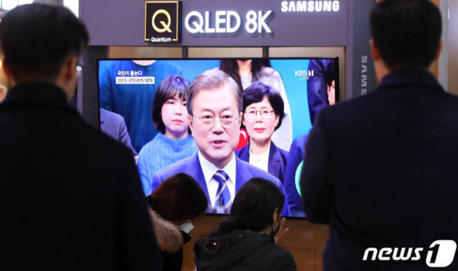 19日午後、ソウル駅の待合室で市民が文在寅大統領の「国民との対話」を視聴している。2019.11.19 /ニュース1©News1ク・ユンソン記者