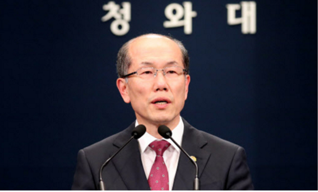 キム・ユグン国家安保室1次長が22日午後、大統領府春秋館ブリーフィングルームで日韓軍事情報保護協定（GSOMIA）に関するブリーフィングを行っている。