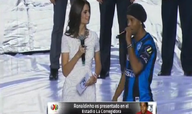 Ronaldinho es presentado en Estadio Corregidora | Queretaro vs Puebla Liga MX 2014