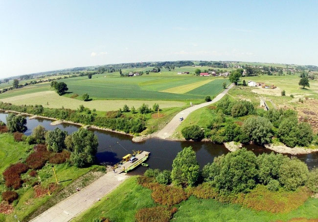 WIDOK PROMU Z LOTU PTAKA