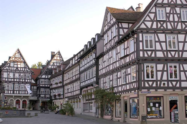 Schorndorf, Häuserreihe auf dem Marktplatz mit Marktbrunnen (links im Bild)   - © Traudi