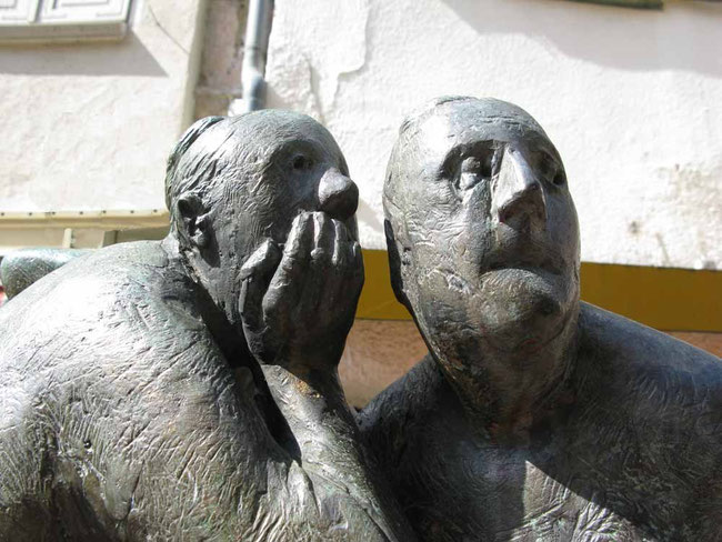Skulptur in Bietigheim: "Schwätzweiber" - © Traudi