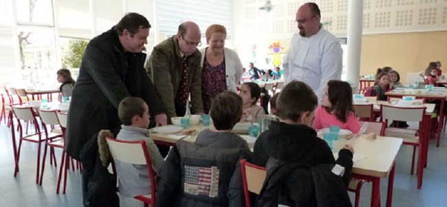 L'ADJOINTE AU MAIRE F. HAFFRAY  à LA CANTINE : DU BIO DANS L'ASSIETTE DE NOS ENFANTS 