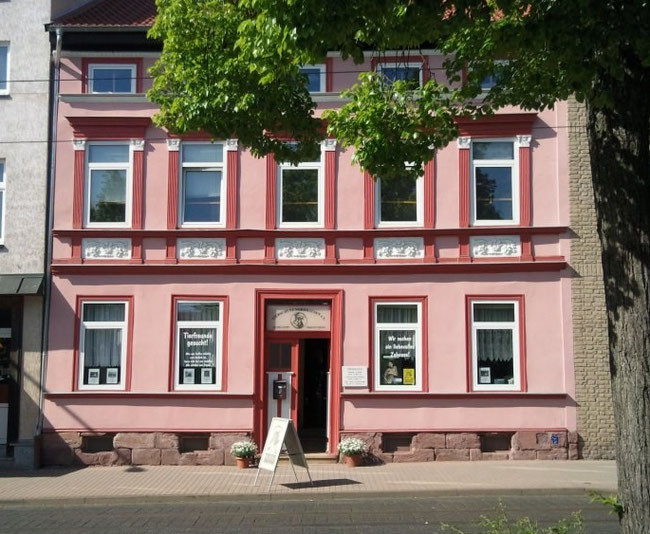 Öffnungszeiten im Miezhaus sind :Di.+ Do. 08:00 Uhr bis 14:00 Uhr; Sa.:08:00 Uhr bis 11:00 Uhr . Die anderen Wochentage und Feiertage sind für Besucher aus personellen und organisatorischen Gründen geschlossen. Termine außerhalb der Öffnungszeiten sind nach Absprache möglich.