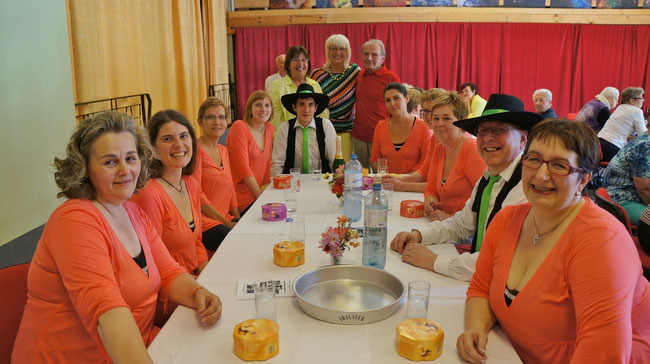 Die Lucky Liners mit ihrer Trainerin Elisabeth Mühlbeuer (vorne rechts) stehend: Susanne Stefl, Beate Raabe und Leo Scharf