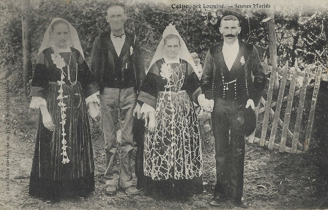 Collection personnelle. Carte postale datant du début du XXème siècle. Photo prise à Colpo près de Locminé représentant deux couples en extérieur au moment de leur mariage.