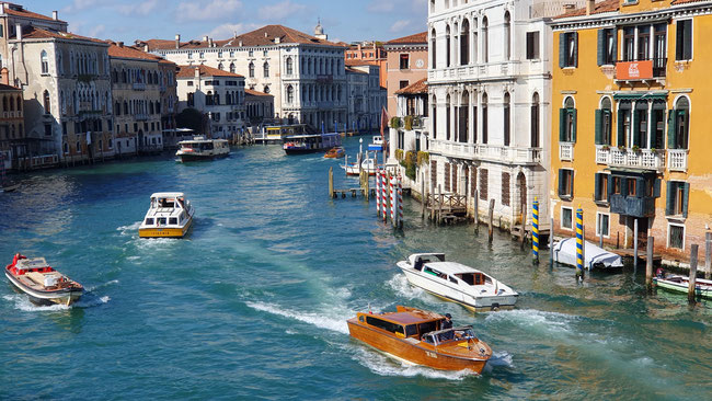 Türkisfarbenes Wasser im Canal Grande in Venedig, umrahmt von die farbenprächtigen Palazzi, die den Kanal säumen ©My own Travel