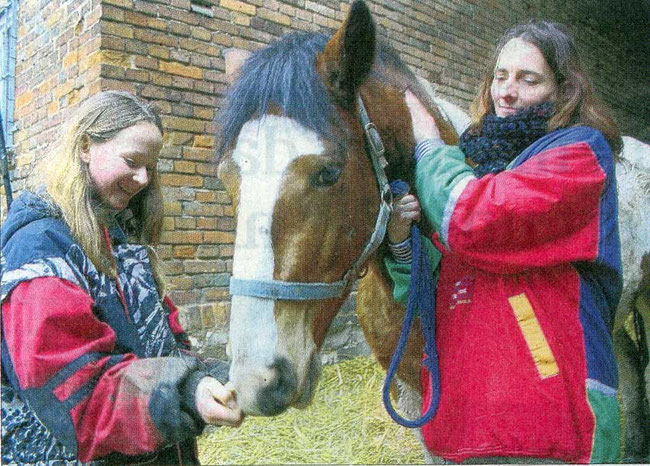 Nach der dramatischen Rettungsaktion: Ann-Kathrin Kepler (I.) gibt "Chaman" einen Apfel. "Er frisst wieder. Es geht ihm also gut", sagt Pferdehofbesitzerin Ute Kepler.