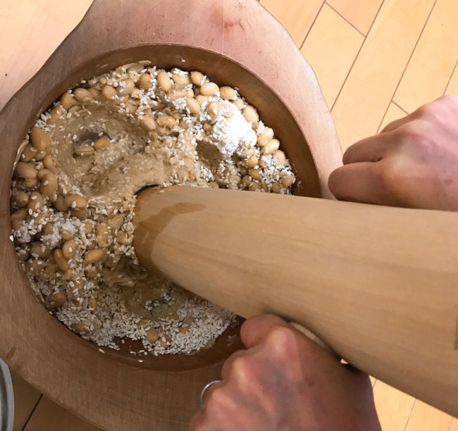 手づくり味噌づくり体験。里山百姓10代目より伝授した、先代の知恵が詰まった百姓レシピによる味噌づくり教室。味噌づくりの農業ワークショップを通年開催中。
