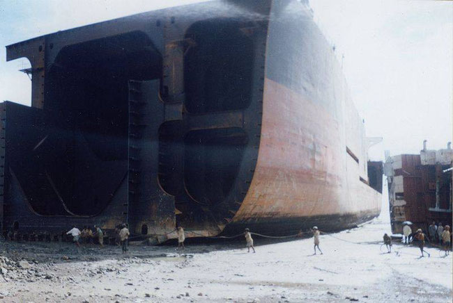 Abwracken in Bangladesh, dabei wird das Schiff bei einer Springflut auf den Strand gefahren, Beachen (Quelle Wranz, Wikipedia)l