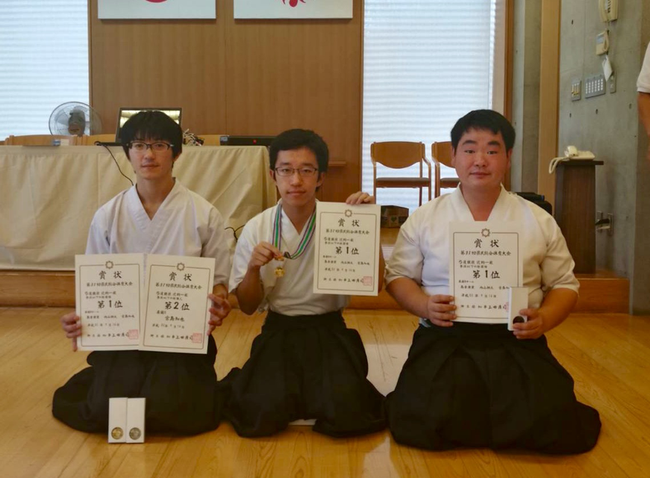 参段以下の部団体優勝の県南Bチーム(左から宮島選手、内山選手、島倉選手)