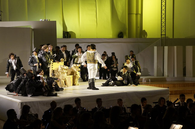 leoni in cartapesta per "Rigoletto" scenografia de Elisabeth Bohr