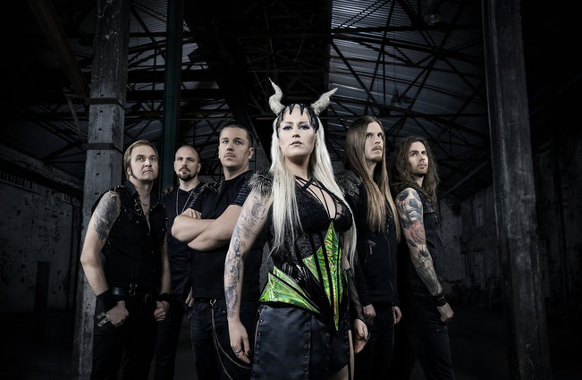 Die finnische Metalband Battle Beast reist durch Deutschland und die Schweiz. Im Tourgepäck: Ihr neues Livealbum "Circus Of Doom". Foto: Terhi Ylimainen 