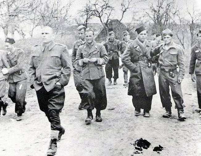Huska Miljković (bez kape) i njegovi vojnici nakon priključenja unskoj operativnoj grupi NOV u prolječe 1944 