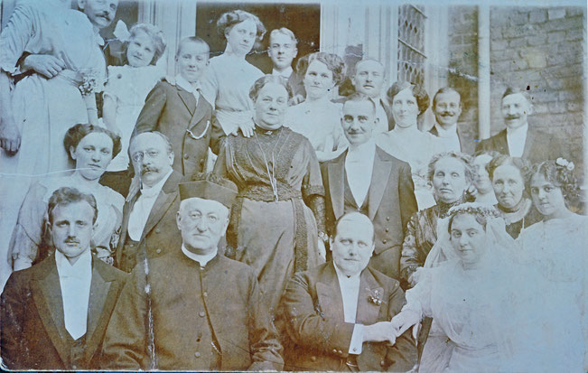 Prälat Franz Hitze im Kreise von Familienangehörigen anlässlich einer Hochzeitsfeier in Münster im Frühjahr 1914. Hinter ihm steht sein Neffe, der Kinderarzt Joseph Schulte.