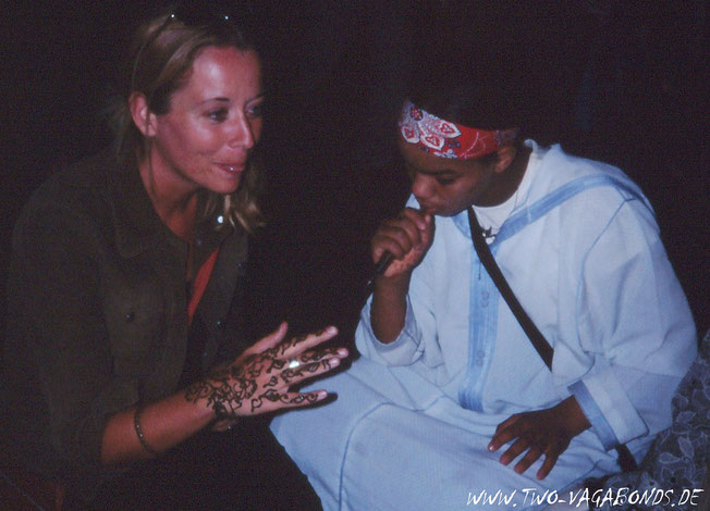 2002 MARRAKECH AM PLACE JEMA EL FNA - HENNA TATTOO AUF DIE HAND