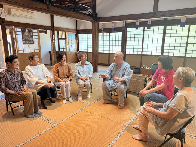 瑞應菴住職と檀信徒（檀家）さんが本堂で語らう様子の写真