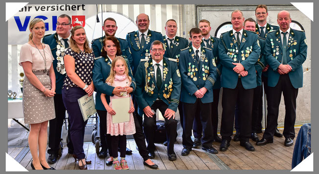 Die erfolgreichen Teilnehmer der Schießwettbewerbe.